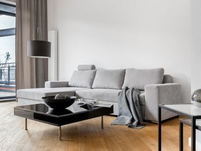 Jak wybrać idealną szarą sofę narożną?